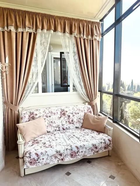Балкон со шторами и видом на кипарисы
