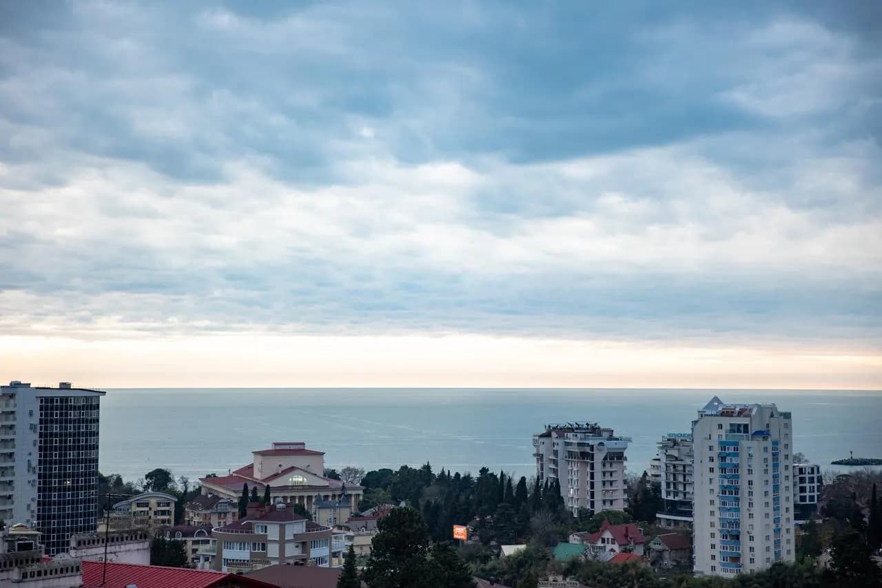 Вид на центральный Сочи и Чёрное море из окна квартиры