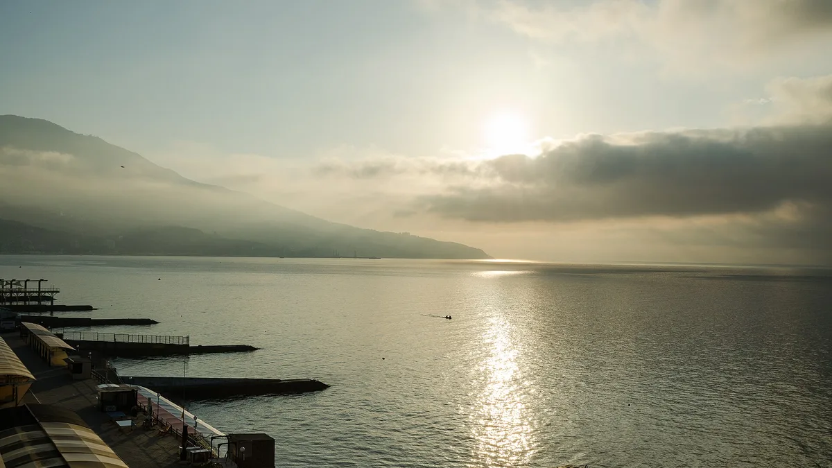 Рассвет над морем и горами в Алуште