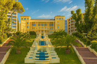 ВТБ продал Swissotel Resort Сочи Камелия за 10 млрд рублей.